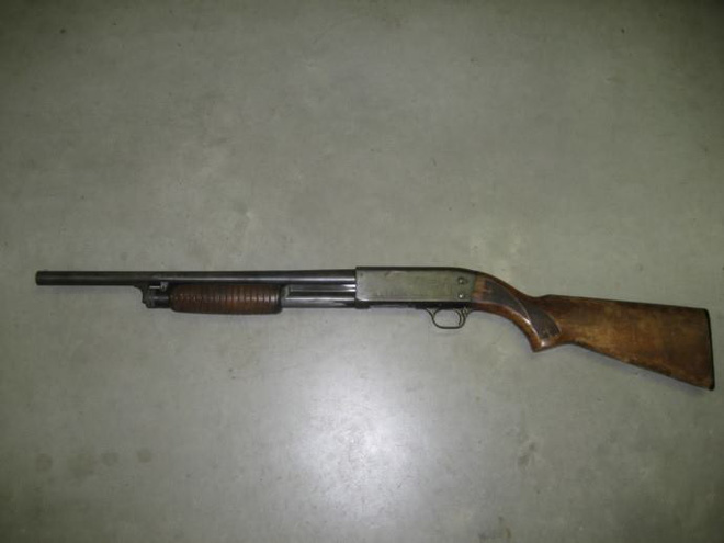 nam thanh nien vac sung ban guc nguoi tinh cua di trong quan ca phe