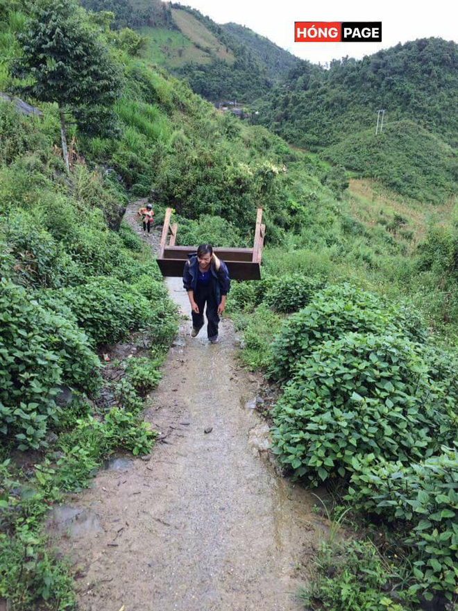 hinh anh dep cac co giao tieu hoc cong ban ghe tren lung vuot suoi rung den voi hoc sinh vung cao