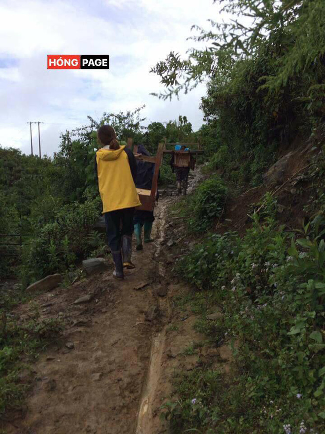 hinh anh dep cac co giao tieu hoc cong ban ghe tren lung vuot suoi rung den voi hoc sinh vung cao