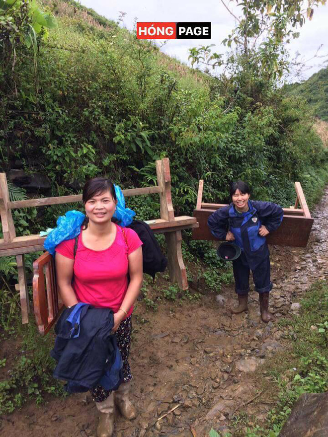 hinh anh dep cac co giao tieu hoc cong ban ghe tren lung vuot suoi rung den voi hoc sinh vung cao