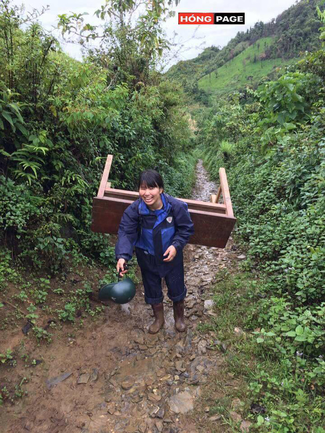 hinh anh dep cac co giao tieu hoc cong ban ghe tren lung vuot suoi rung den voi hoc sinh vung cao