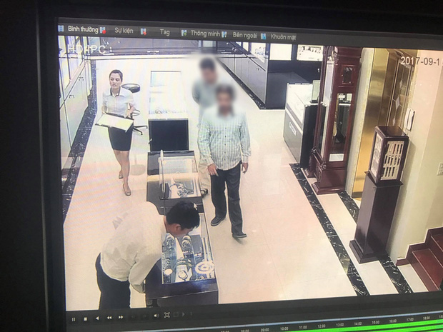 bat hai doi tuong nguoi nuoc ngoai lay trom dong ho vang gia 238 trieu dong tai ha noi