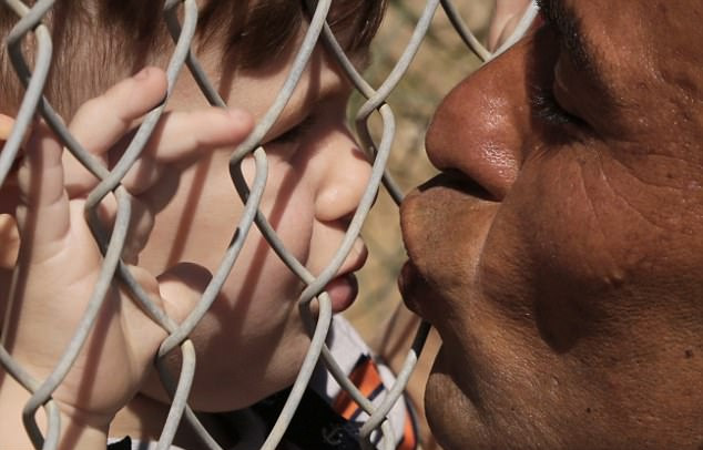 nguoi cha syria hon cac con qua hang rao sat khi ho duoc doan tu sau 1 nam xa cach vi khoi lua chien tranh