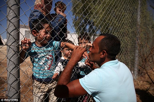 nguoi cha syria hon cac con qua hang rao sat khi ho duoc doan tu sau 1 nam xa cach vi khoi lua chien tranh