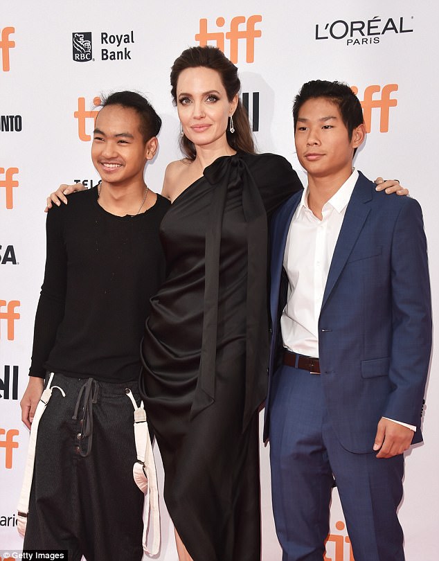 pax thien dien vest banh bao xuat hien ben me angelina jolie va cac anh chi em