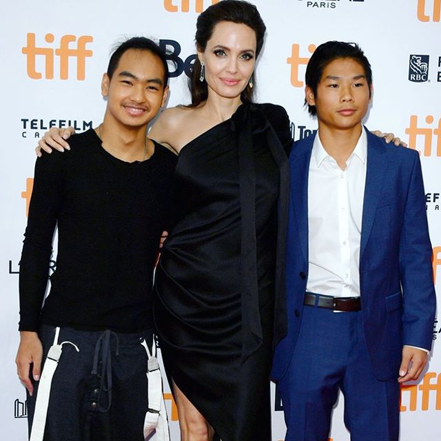 pax thien dien vest banh bao xuat hien ben me angelina jolie va cac anh chi em