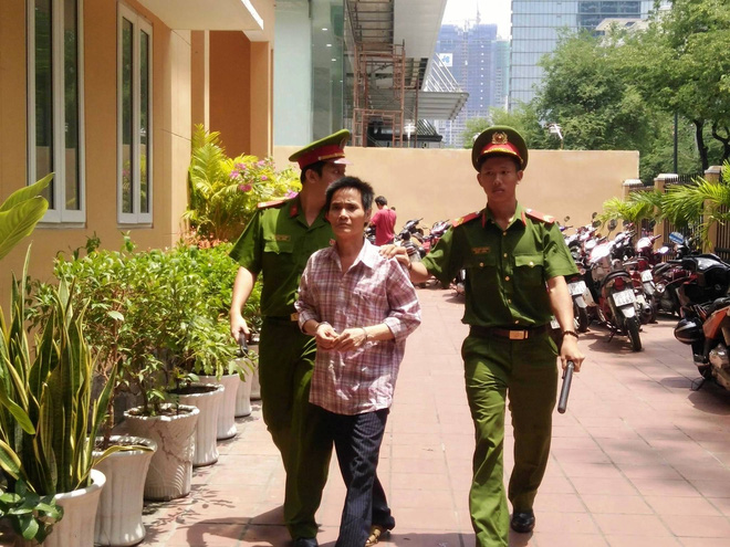 vo ngoai tinh roi co con chong tuc gian mua xang ve khoa cua dot chay 2 me con