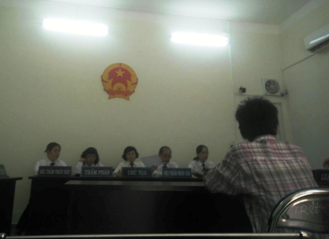 vo ngoai tinh roi co con chong tuc gian mua xang ve khoa cua dot chay 2 me con