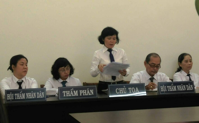 vo ngoai tinh roi co con chong tuc gian mua xang ve khoa cua dot chay 2 me con
