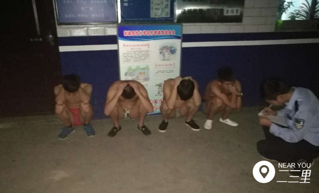 khong hoan thanh chi tieu cong viec 4 chang trai bi ong chu phat coi tran mac quan sip chay giua duong