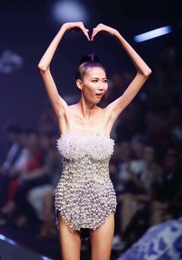 xon xao chuyen nguoi mau da boc xuong len song mat troi be con ban viet mo man voi nhieu tai nang nhi