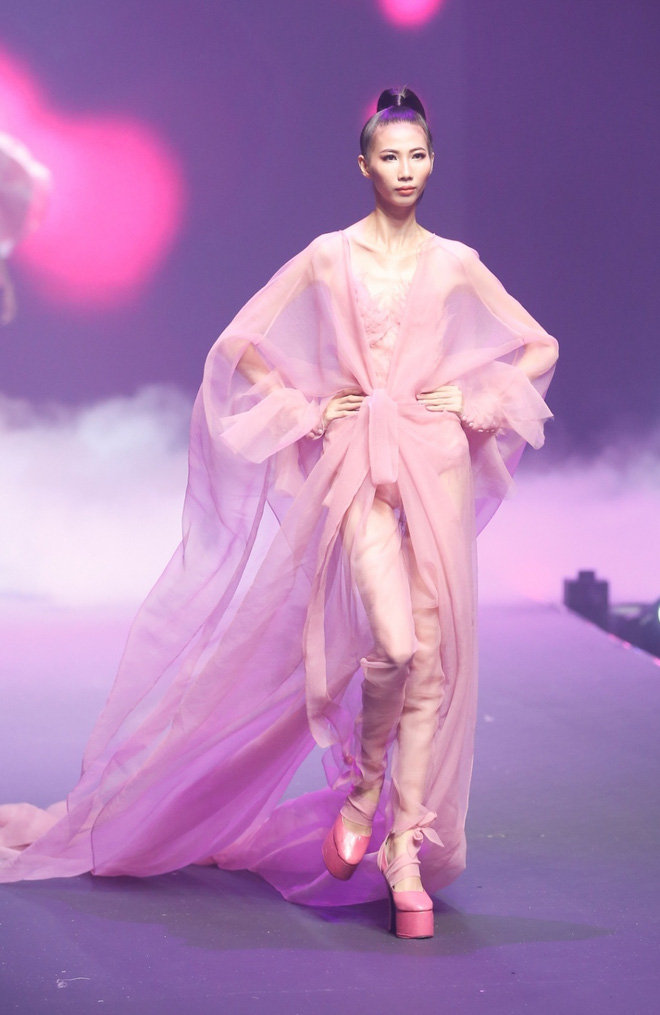 vo hoang yen bat ngo gay soc nguoi mau om la lua chon cua quoc te