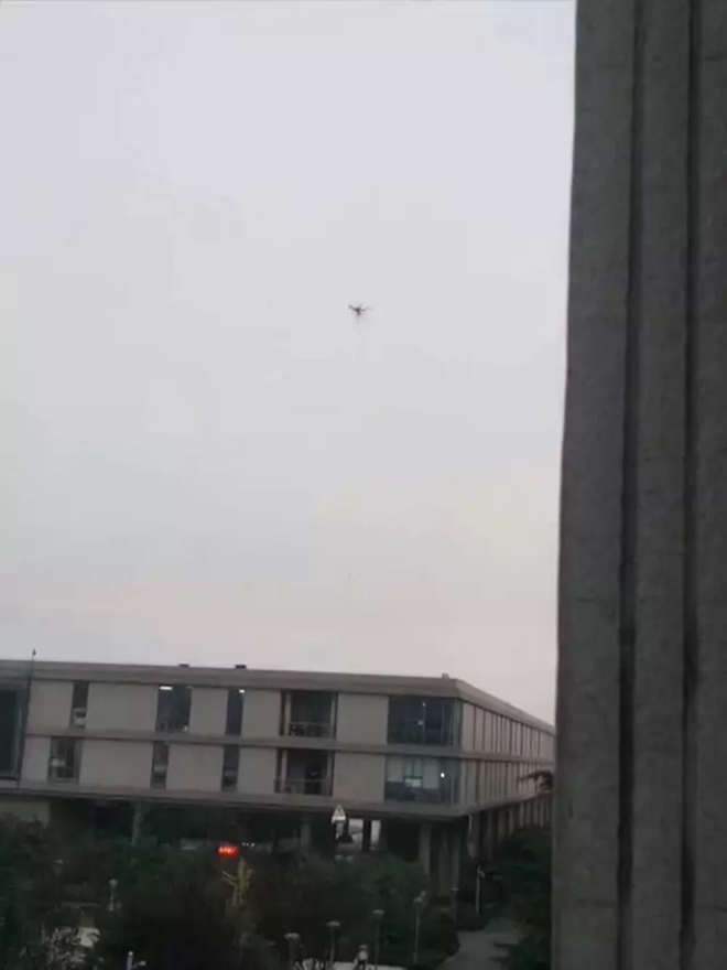 ban giam hieu khong cho ship do an vao truong chu tiem ga ran choi troi giao hang bang may bay khong nguoi lai