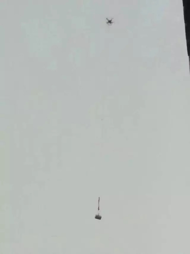 ban giam hieu khong cho ship do an vao truong chu tiem ga ran choi troi giao hang bang may bay khong nguoi lai