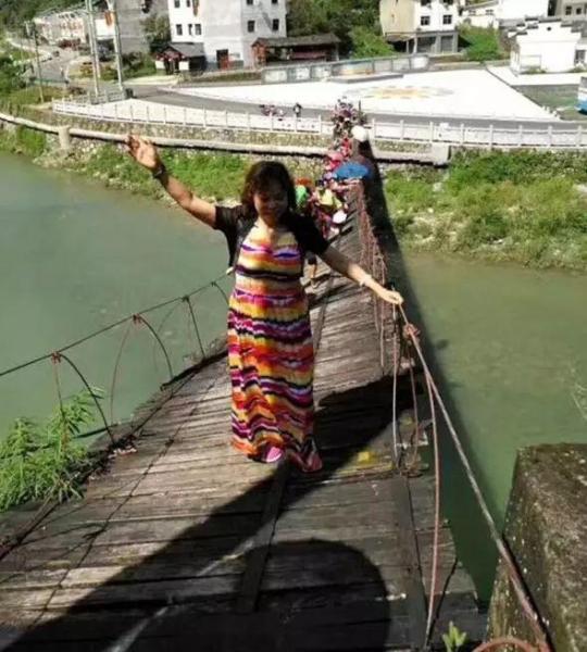 bat chap canh bao hang chuc du khach nga lon tu cau treo xuong song