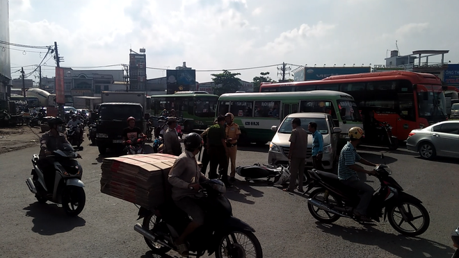 cha gap tai nan con keu goi gan chuc thanh nien den hanh hung tai xe o to
