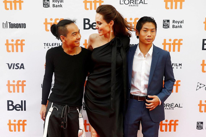 angelina jolie hanh dien khi noi ve 2 cau con trai maddox va pax thien