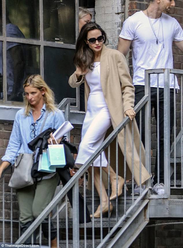 angelina jolie hanh dien khi noi ve 2 cau con trai maddox va pax thien