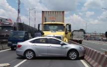 tp hcm xe 4 cho bi container dam ngang tai xe cung 2 nguoi nuoc ngoai thoat chet trong gang tac