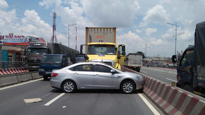 tp hcm xe 4 cho bi container dam ngang tai xe cung 2 nguoi nuoc ngoai thoat chet trong gang tac