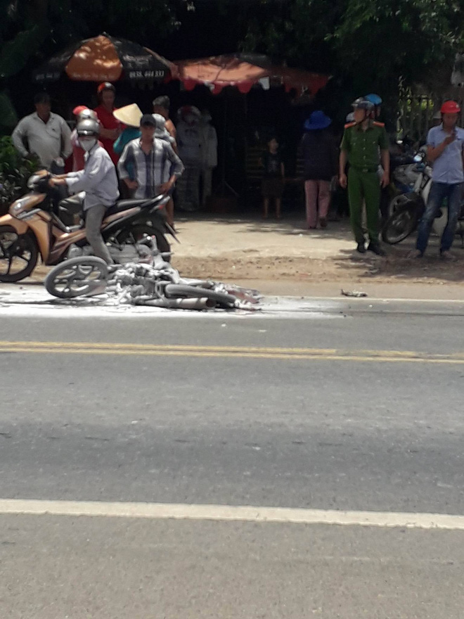 va cham voi xe tai xe may boc chay khien me cung con 3 tuoi bong nang