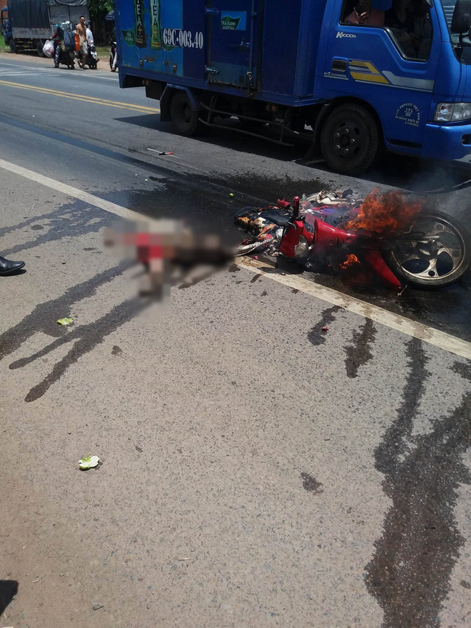va cham voi xe tai xe may boc chay khien me cung con 3 tuoi bong nang