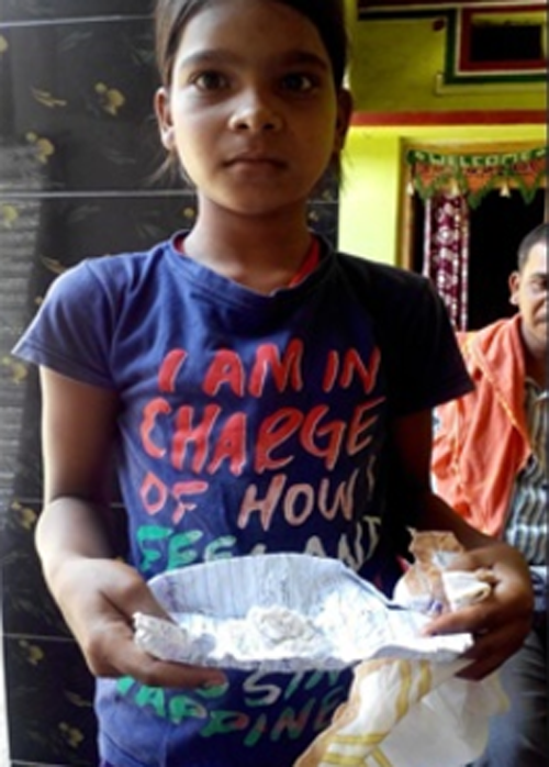 co be 11 tuoi khoc ra nhung hat bong gao trang muot