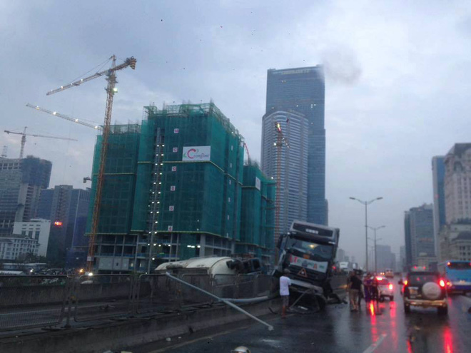 ha noi khong chu y quan sat xe bon dam vao o to tai roi lat chan ngang duong cao toc tren cao