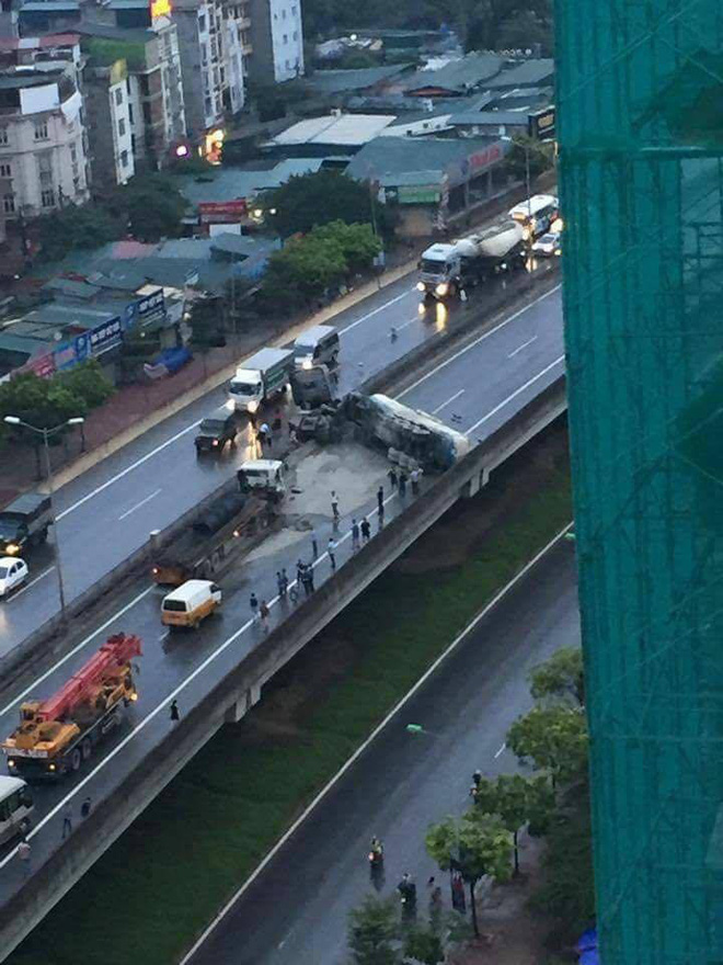 ha noi khong chu y quan sat xe bon dam vao o to tai roi lat chan ngang duong cao toc tren cao