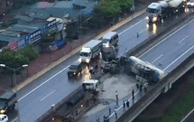 ha noi khong chu y quan sat xe bon dam vao o to tai roi lat chan ngang duong cao toc tren cao