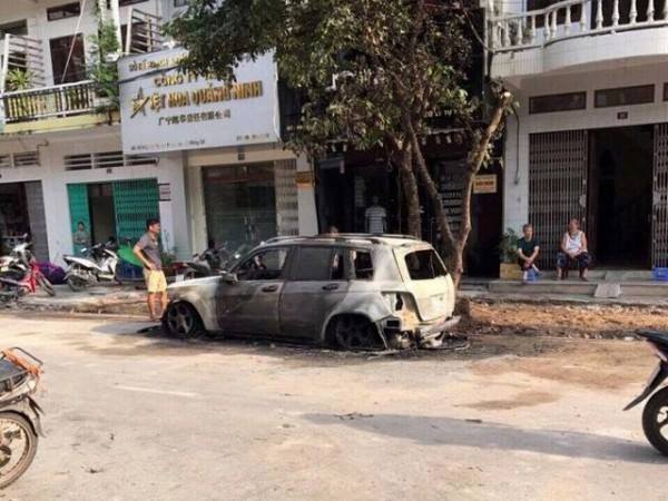 quang ninh xe mercedes tien ty do truoc cua nha bat ngo boc chay tro khung