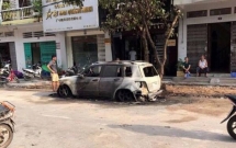 quang ninh xe mercedes tien ty do truoc cua nha bat ngo boc chay tro khung
