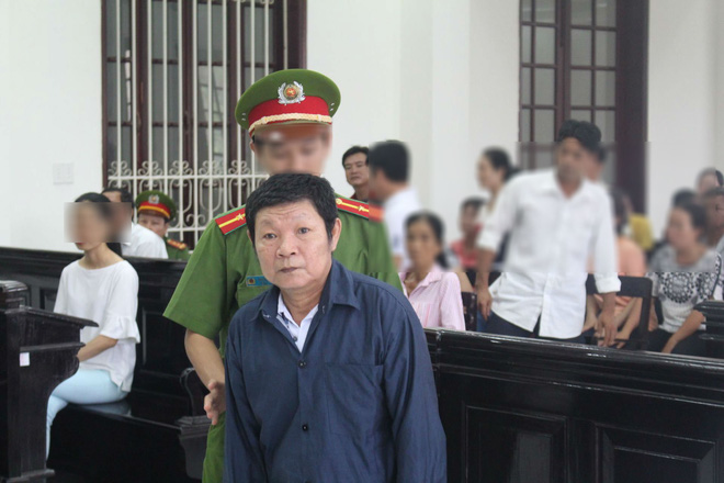 to cao cha va ong noi hiep dam con gai ruot 11 tuoi ba ngoai lien tuc nhan duoc tin nhan doa giet