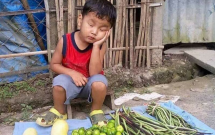 cam dong khi nhin thay hinh anh cau be dang thuong ngu gat ben sap ban rau sieu sao philippines keu goi giup do