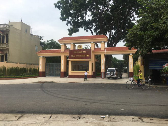 phat hien hai doi tuong di xe may giong hai tu tu vua tron khoi phong biet giam tai hoa binh