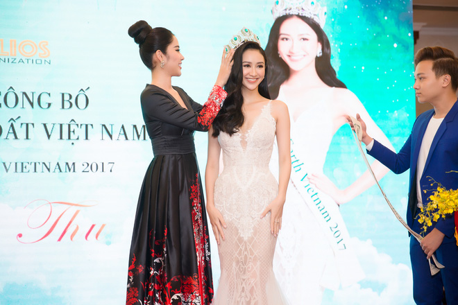 nam em xinh dep long lay trao vuong mien cho ha thu thi miss earth 2017