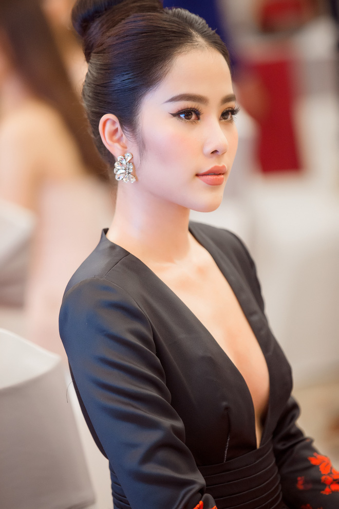 nam em xinh dep long lay trao vuong mien cho ha thu thi miss earth 2017