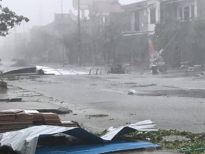 anh huong cua bao so 10 mua lon kem gio giat manh khien nhieu phuong tien bien quang cao bi thoi nga