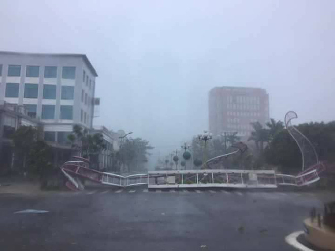 anh huong cua bao so 10 mua lon kem gio giat manh khien nhieu phuong tien bien quang cao bi thoi nga