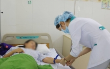 cap cuu kip thoi 9 du khach bi ngo doc thuc pham o da nang