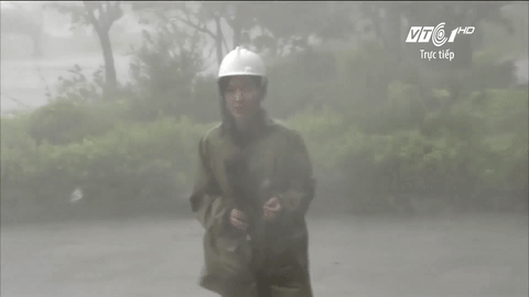 clip nu phong vien suyt bi gio tat nga giong run di vi mua lon khi dang truyen hinh truc tiep tu tam bao quang binh
