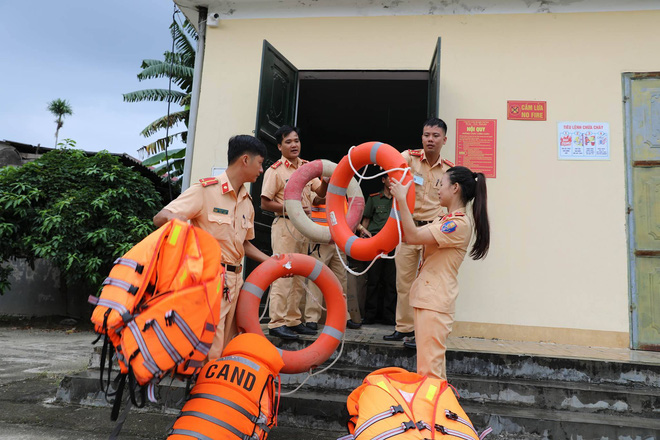 hinh anh dep cong an mien trung giup dan gat lua chay bao so 10