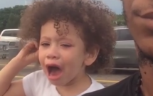 con gai an va gao khoc am i o sieu thi ong bo cu the cam dien thoai livestream