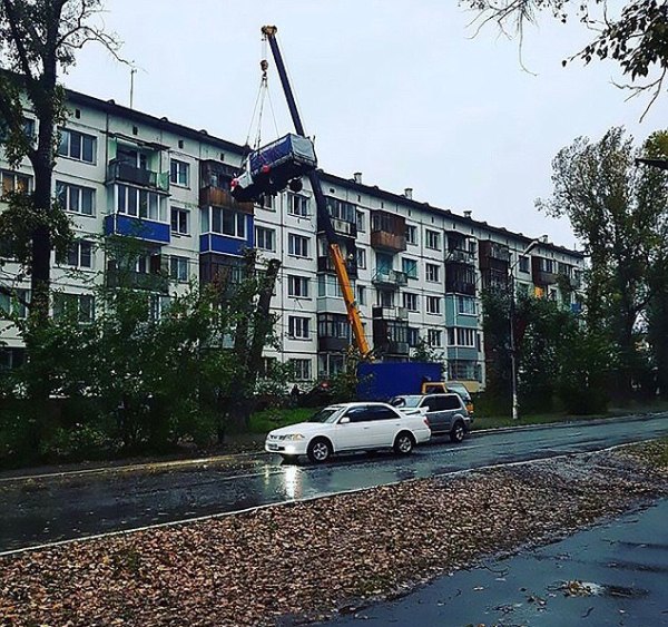 da mua tang xe tai chang trai nay con thue han can cau dua len tang 4 cho ban gai