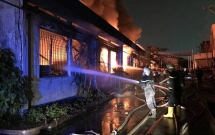 tp hcm hang tram chien si pccc no luc dap lua tai cong ty det may o quan binh tan