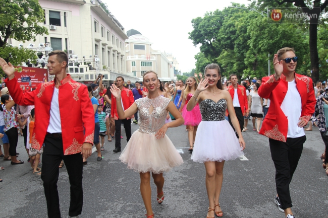 dan trai xinh gai dep ngoai quoc trong carnival nghe thuat dau tien o pho di bo ho guom