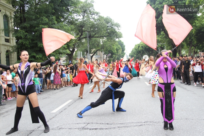 dan trai xinh gai dep ngoai quoc trong carnival nghe thuat dau tien o pho di bo ho guom