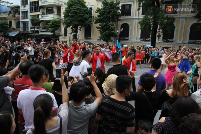 dan trai xinh gai dep ngoai quoc trong carnival nghe thuat dau tien o pho di bo ho guom