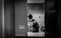 buc anh nu y ta cham soc tan tinh thai phu moi sinh trong toilet gay bao mang xa hoi