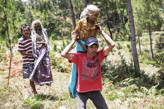 dao mo thay ao moi cho xac chet day chinh la mot tap tuc rung ron nhat tai indonesia